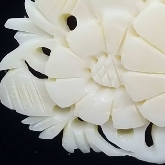 🔴 Vintage 1950's Carved Bone Brooch - Picture 6 of 11